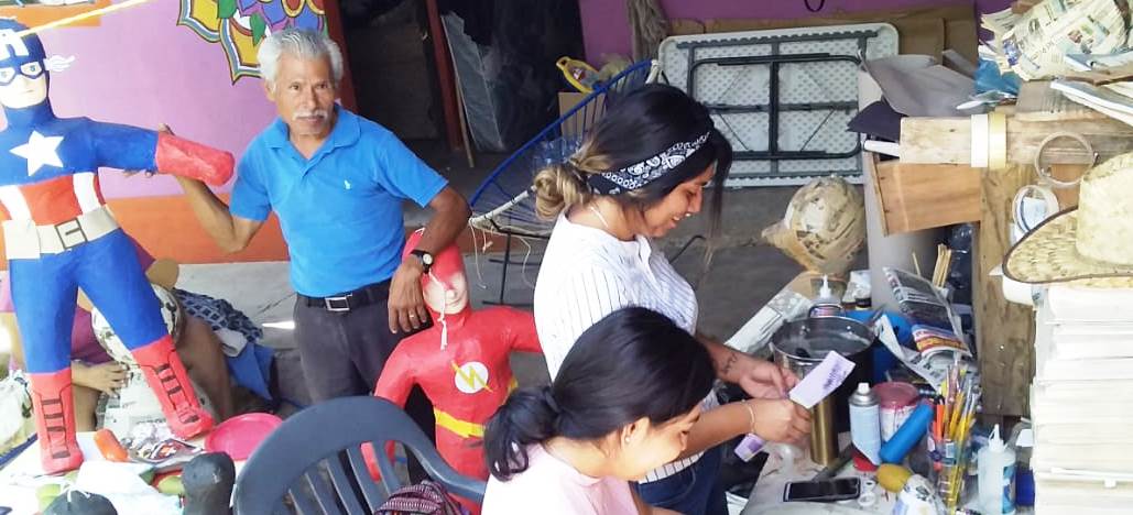 Aprovechando el tiempo: Mujeres de Arroyo Seco hacen piñatas en el Trapiche