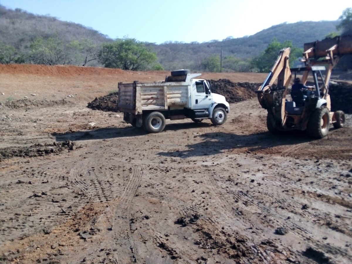En Tancoyol: Se realizan trabajos de desazolve de bordo de agua en Jalpan