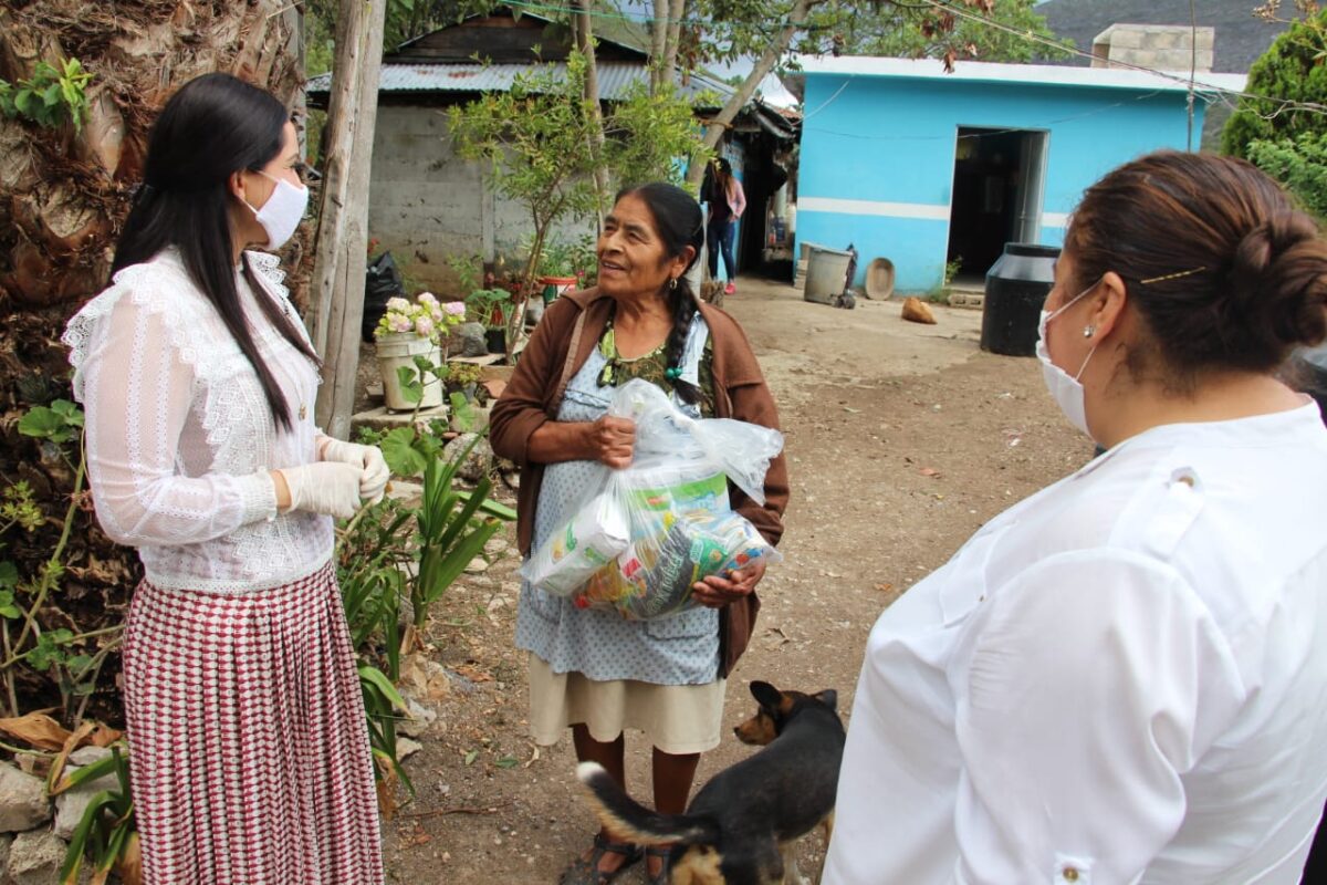 Con recursos propios: Entrega Sonia Rocha apoyos a ciudadanos en la Sierra Gorda