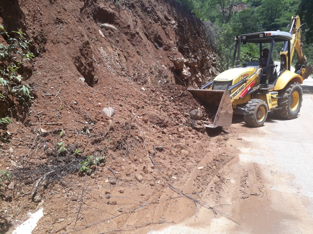 Continúan: Presentándose derrumbes en carreteras de Pinal de Amoles.
