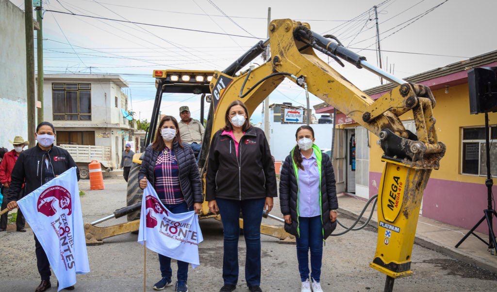 En Cabecera Municipal: Elvia Montes da Arranque de Obra de Rehabilitación en la Calle Francisco Villa