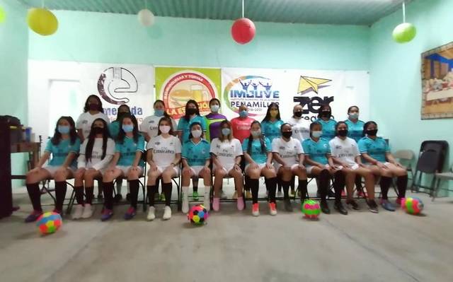 Presentan: Equipo femenil conformado por jugadoras de Peñamiller, Cadereyta, Toliman, San Joaquín, entre otros.