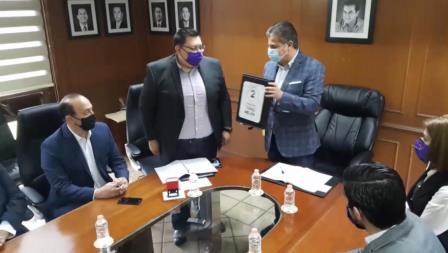 Entregó: Toño Mejía Lira por escrito su segundo informe de gobierno al ayuntamiento de Tequisquiapan.