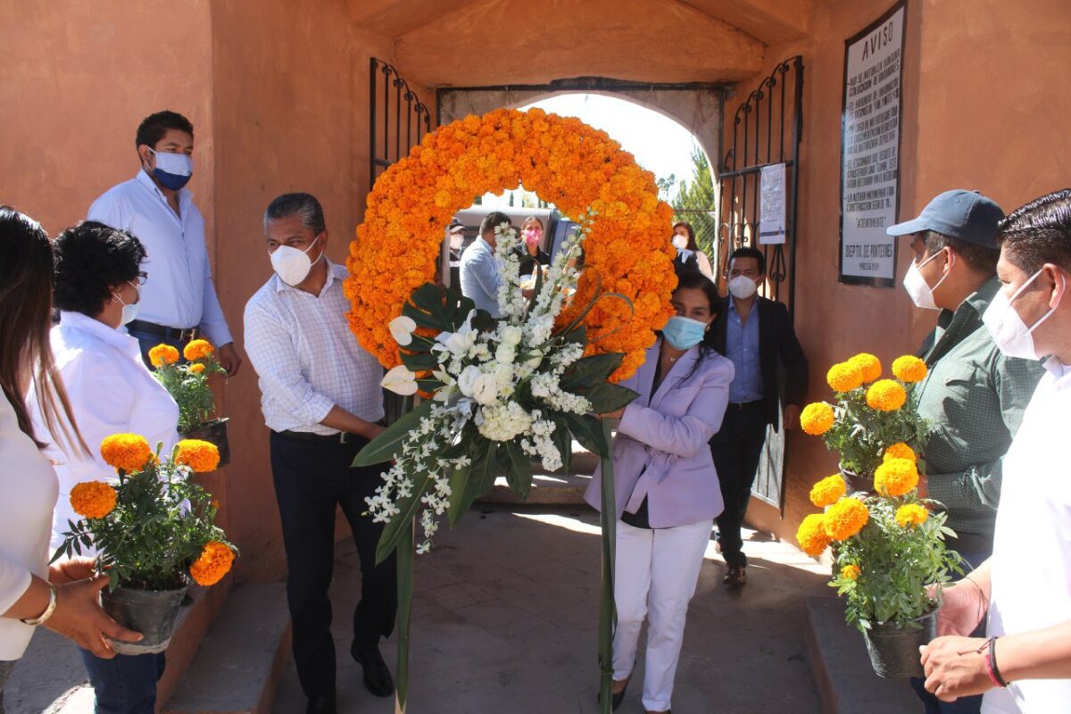 En Colón:Autoridades Municipales colocan ofrendas florales para preservar tradiciones ante clausura de panteones