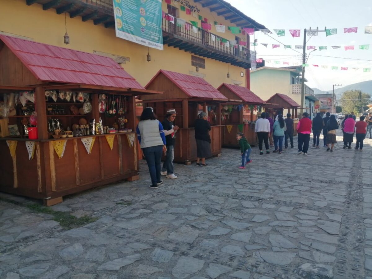 Artesanos de Tilaco: Con bendición del párroco esperan buena fortuna.