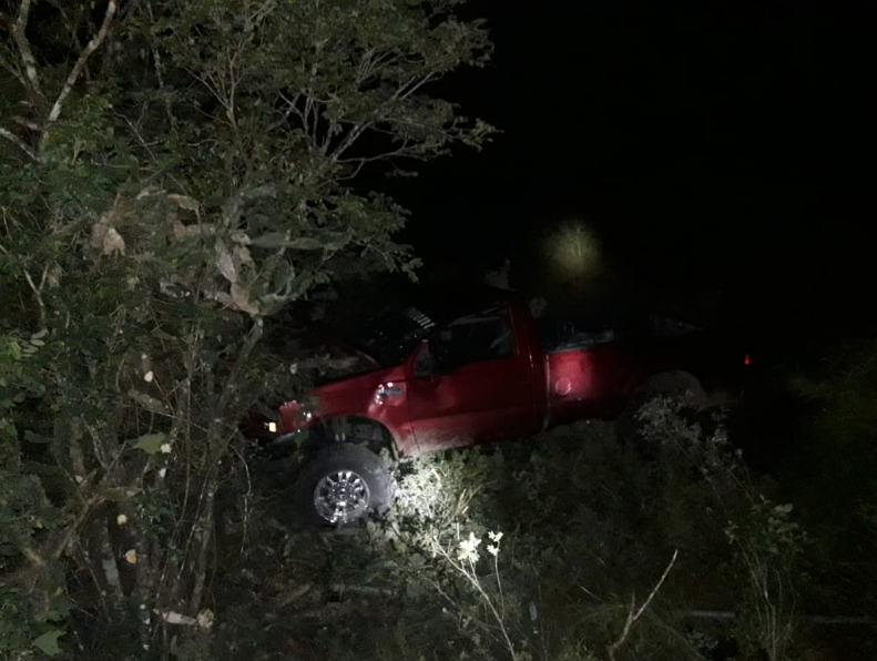 Perdió: El control de su vehículo y cayó a un barranco.