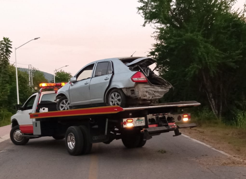 Aparatosa: Salida de camino con volcadura de un automóvil TIIDA en Arroyo Seco.