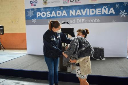 Llevó: DIF Estatal Posadas Navideñas a los Municipios de Landa de Matamoros y Jalpan de Serra.