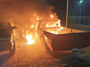 Sujeto ebrio: Prendió fuego a un vehículo en Pinal de Amoles.
