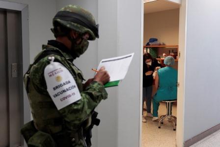 Atestigua: Gobernador de Querétaro jornada de vacunación contra COVID-19 a personal de salud.