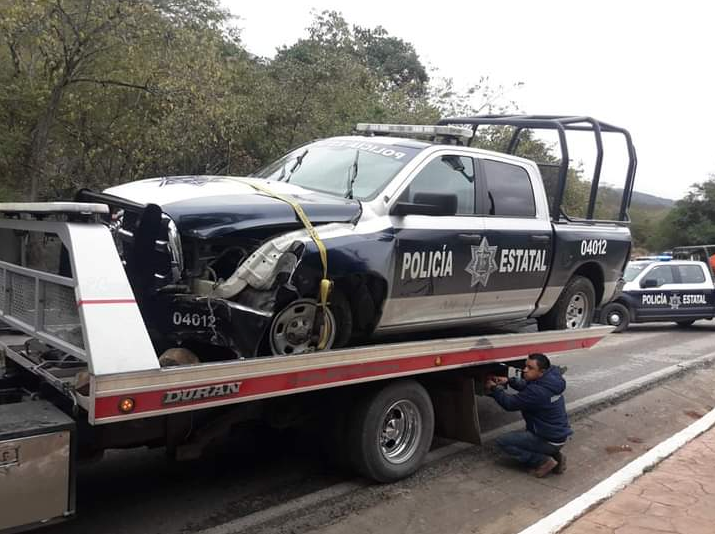 Policía Estatal: Sale del camino y choca su unidad, a la altura de la Unidad Deportiva en Jalpan de Serra.