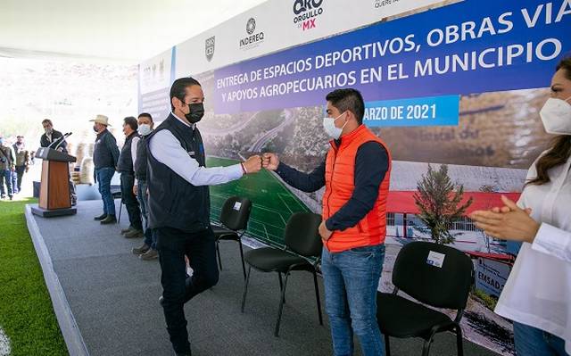 Entregó: El Gobernador Francisco Domínguez espacios deportivos, obras viales y apoyos agropecuarios.