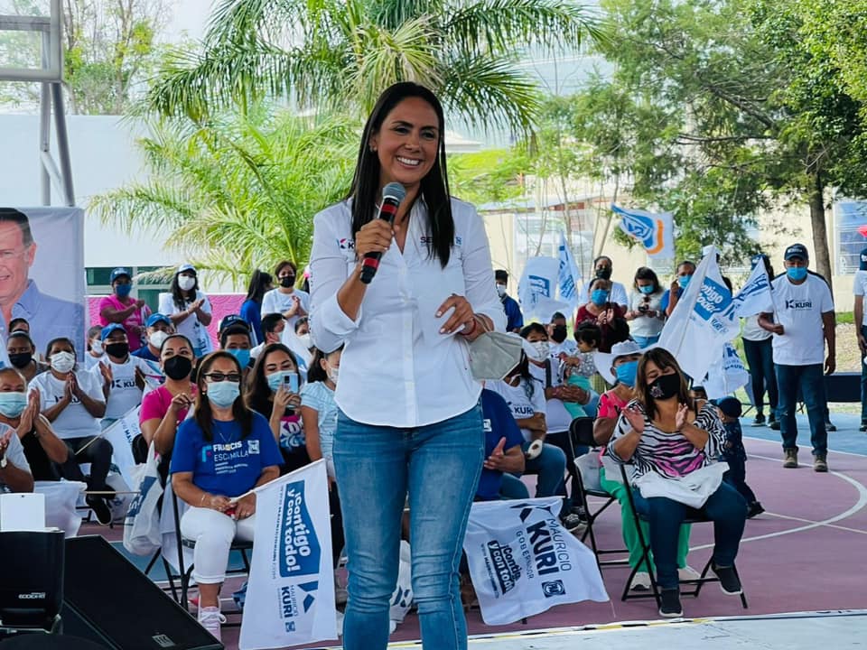 Acompañó:  Selene Salazar, acompañó a Mauricio Kuri, durante la gira de cierre de campaña que realizó por municipios de la Sierra Gorda.
