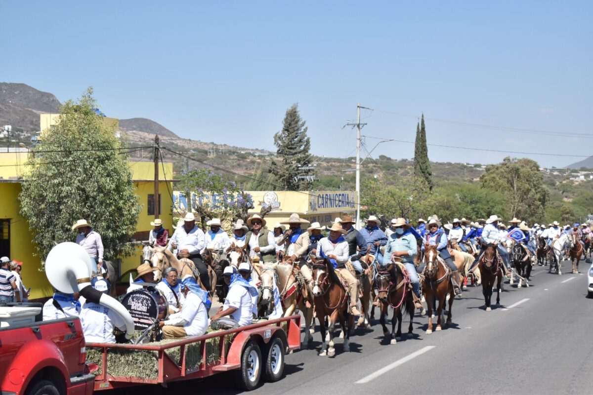 Encabeza: Miguel Martínez Peñaloza encabeza cabalgata.