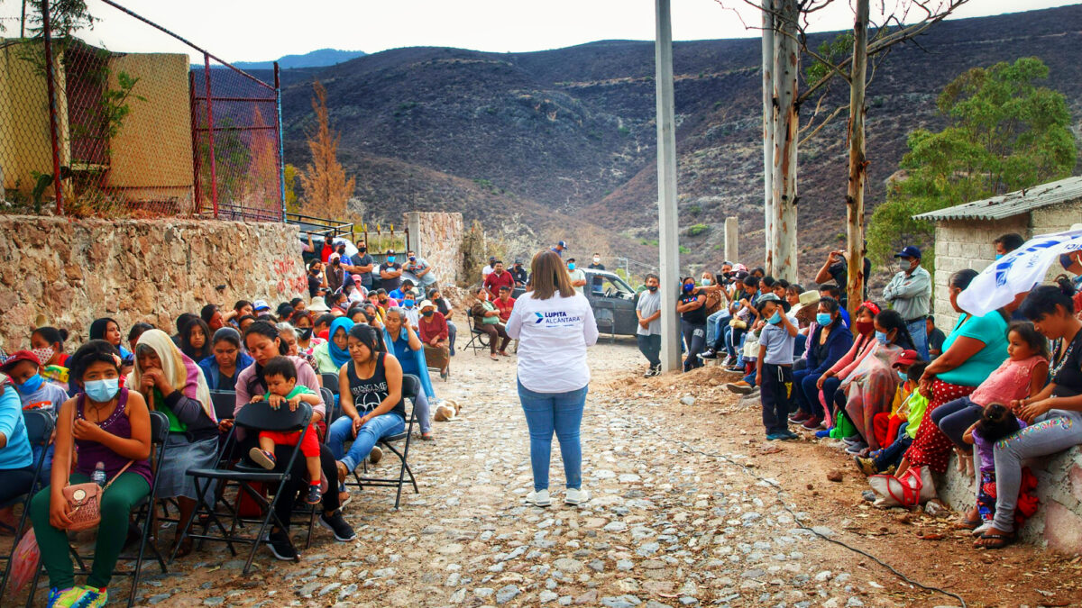 Festeja: Lupita Alcántara festeja el “día de la madre” en Toliman con propuestas de campaña.