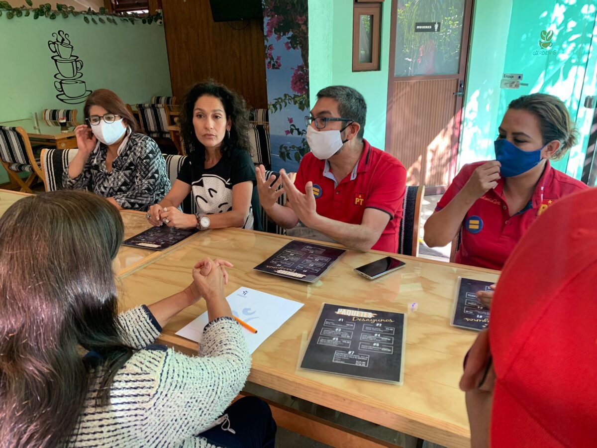 Para escuchar: Penélope candidata por parte del PT se reunió con mujeres de la UAQ para escuchar diferentes temas.