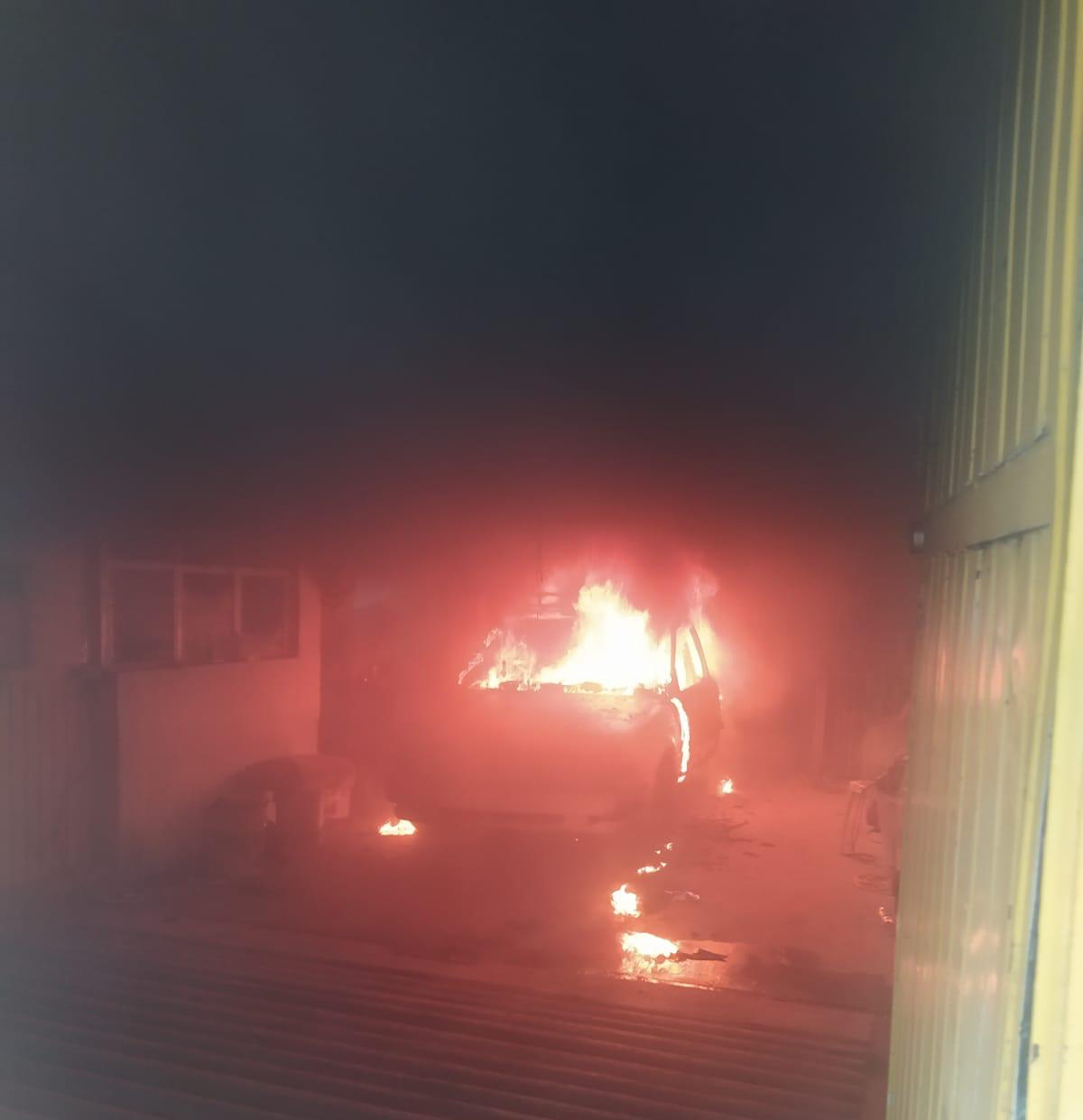 Controlaron:  Bomberos controlaron el incendio de un vehículo dentro de un domicilio.