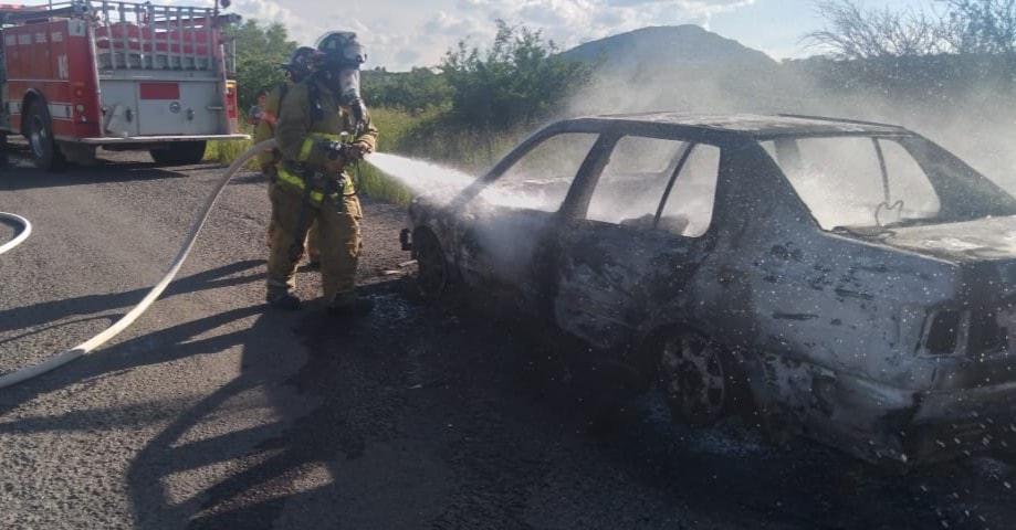 Sofocaron:  Fuego acaba con un vehículo en Ezequiel Montes.