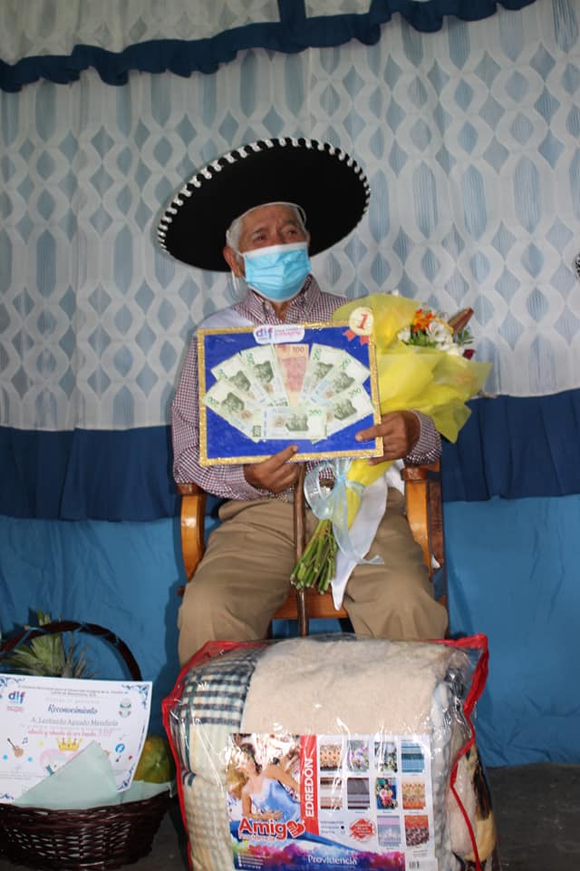 Día del abuelo: Mediante el concurso de talento don Leobardo Aguado ganó y fue coronado.
