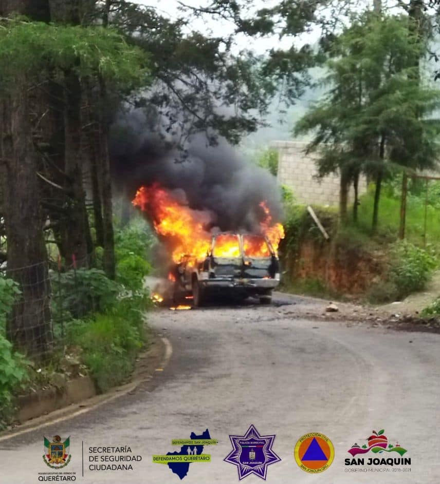 En San Joaquín: Un automóvil choca contra el cerro y se incendia.