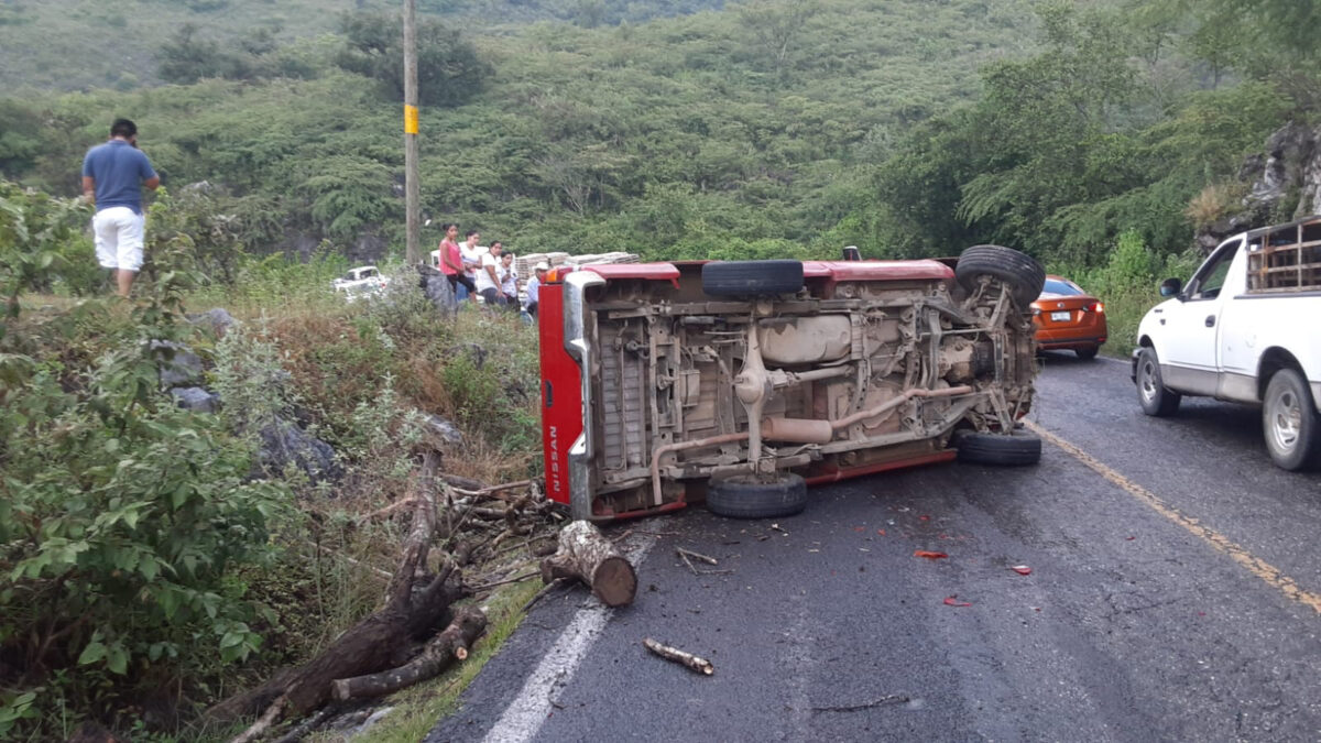 Fatal accidente:  Tras volcadura fallece joven en Pinal de Amoles.