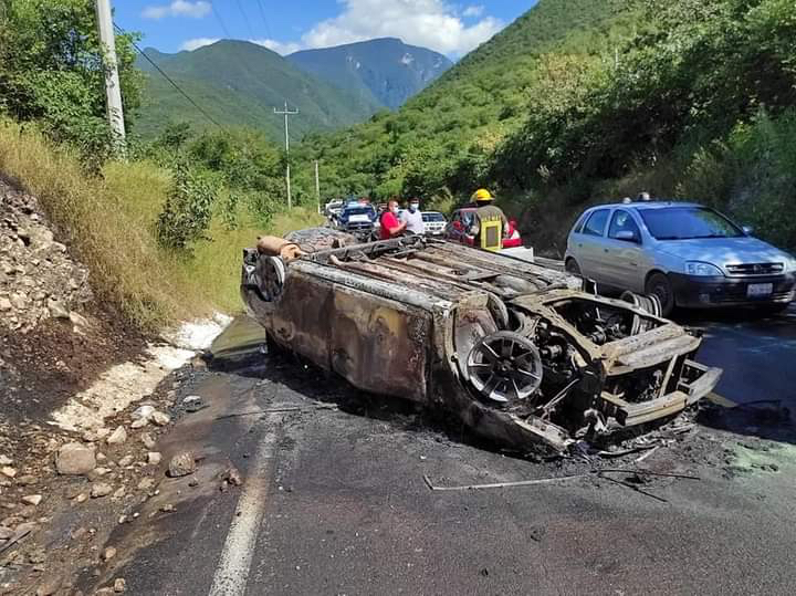 Calcinado: Un automóvil termina calcinado en carretera Jalpan – Rio Verde.