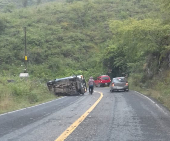 Carretera mojada: Provoca volcadura de camioneta en Pinal de Amoles.