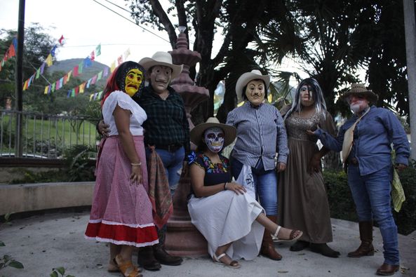 Participa: Familia SMDIF en Inauguración de Las Fiestas del día de muertos Landa 2021.