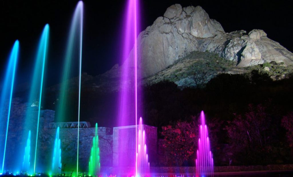 Regresa:  Espectáculo de las Fuentes Danzarinas en la Peña de Bernal.