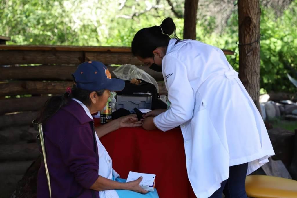 Secretaría de Salud: Apoya en la localidad de Adjuntas de Gatos, Pinal de Amoles.