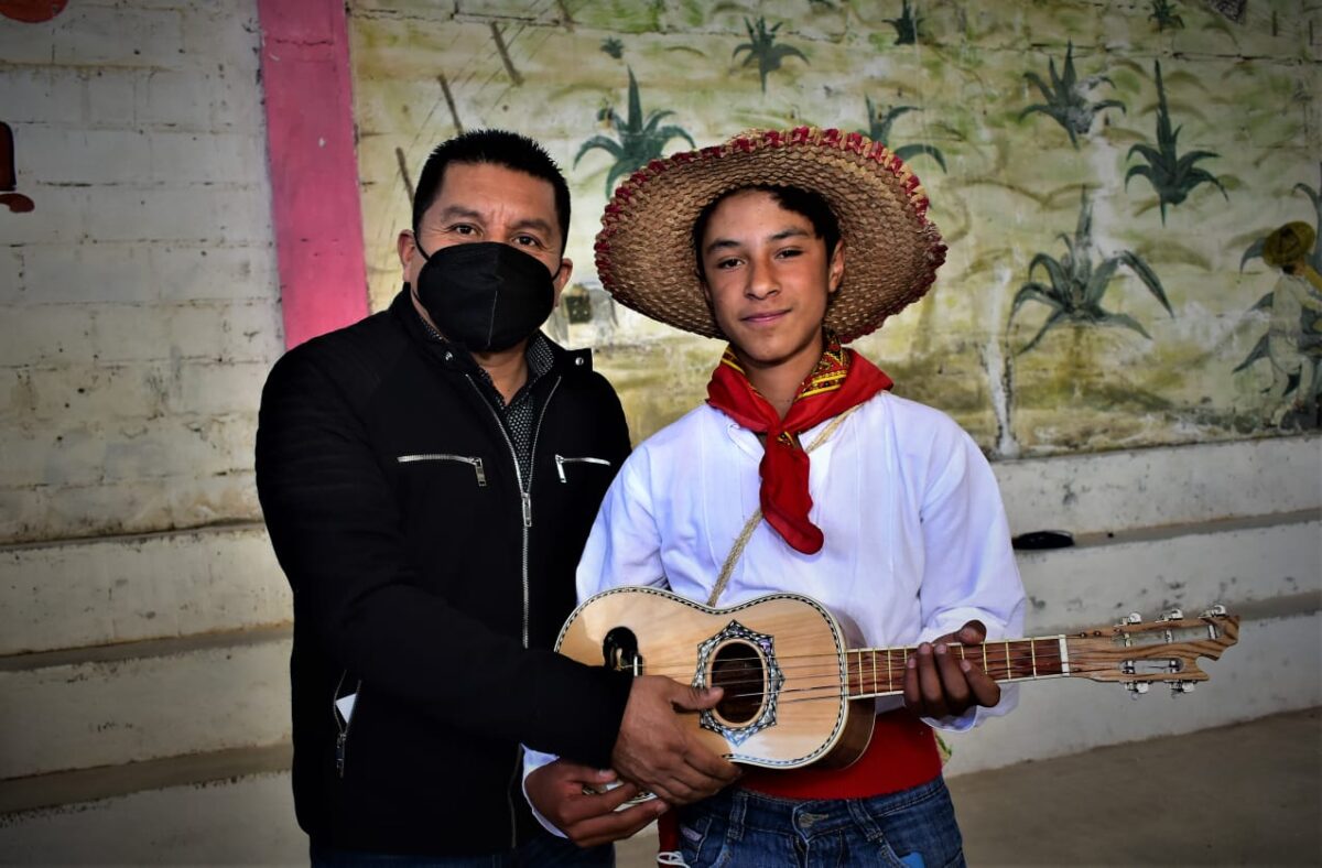 Reciben Instrumentos Musicales en Comunidades Indígenas de Cadereyta para el Rescate de la Música Tradicional