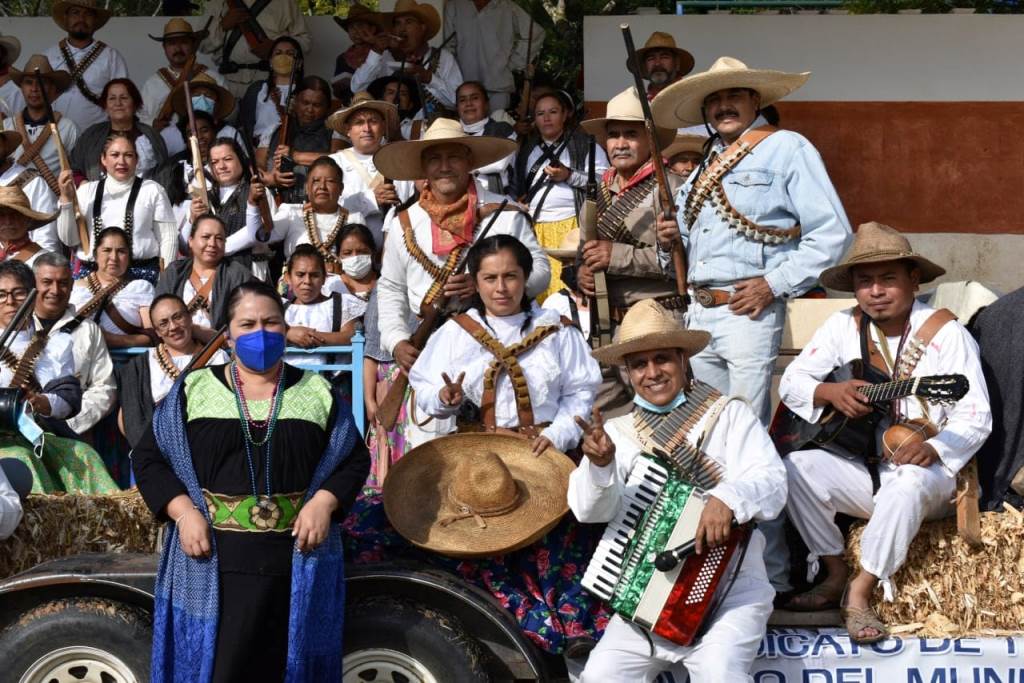 En Landa: Gran desfile por la Revolución Mexicana.