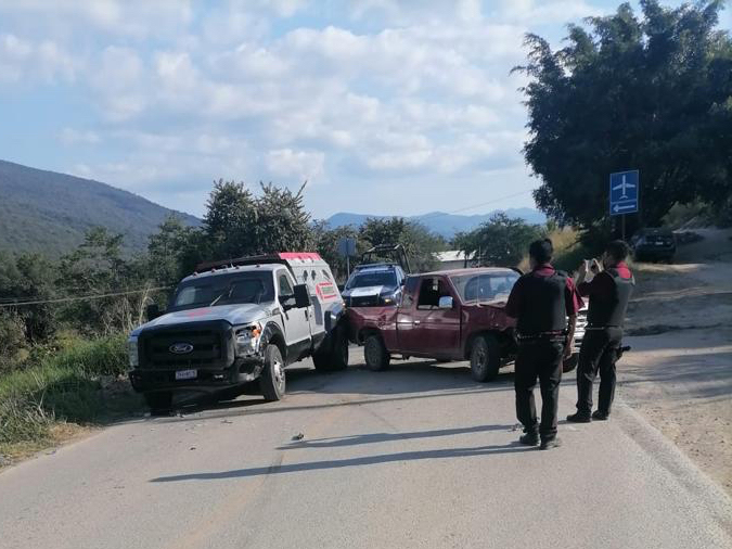 Jalpan – Rio Verde: Colisionan vehículos; dos lesionados.