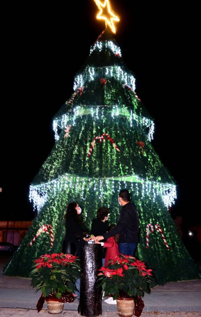 Celebran: Encendido del árbol navideño en Colón.