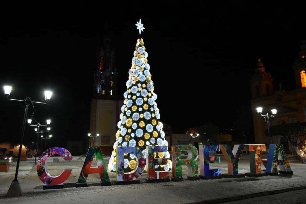 En Cadereyta: Espectacular encendido del árbol de navidad e inauguración de  la pista de hielo. – www.mensajerodelasierra.com