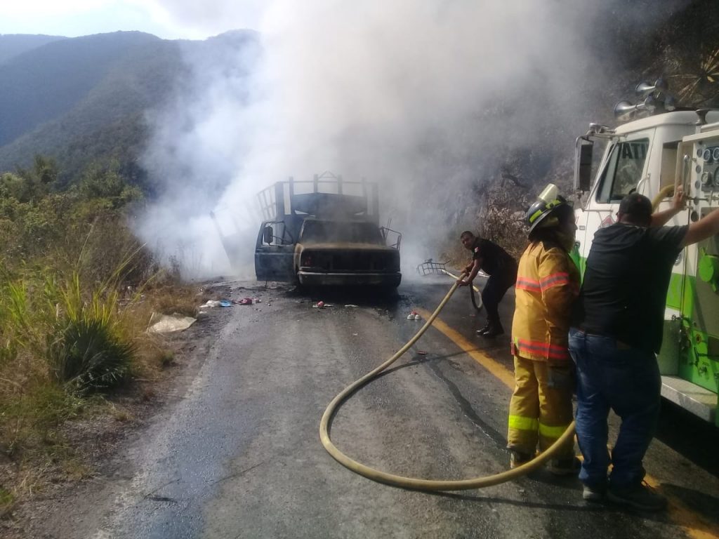 Se incendia: Arde vehículo cuando circulaba a la altura de un lugar conocido como La Sierrita.