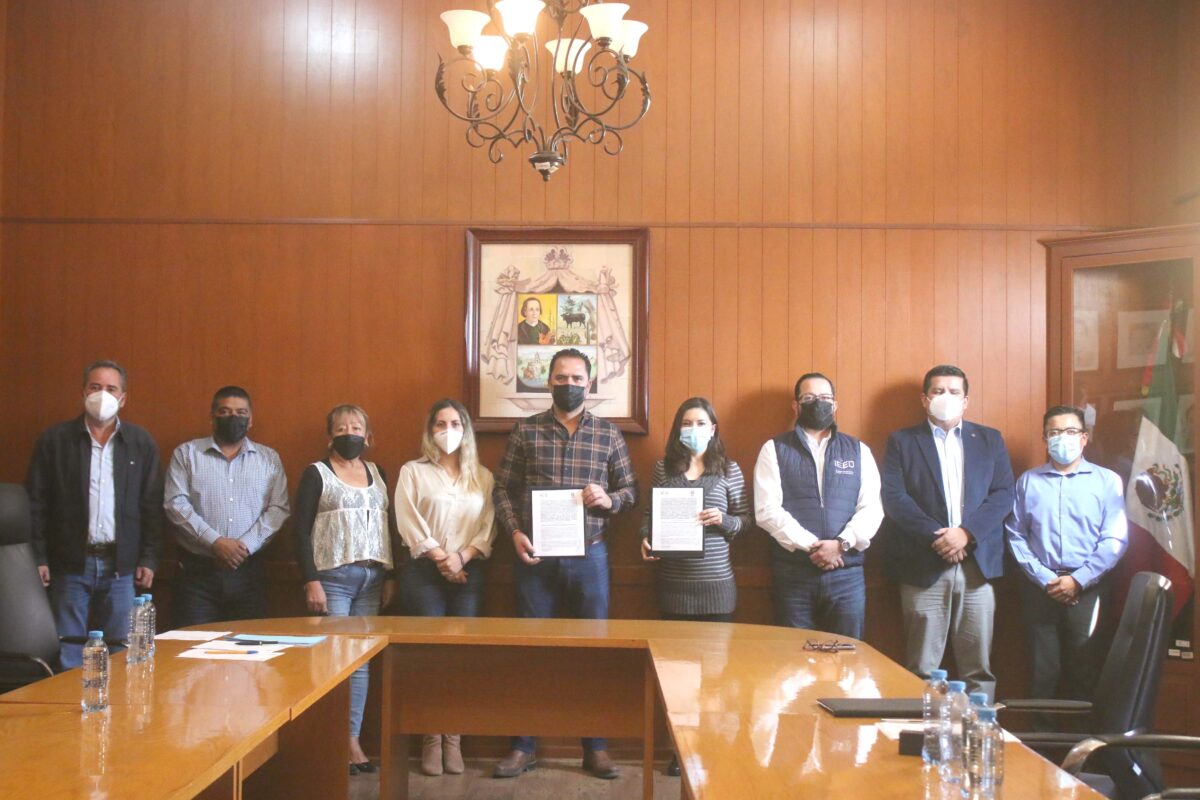 Colón signa convenio con IEEQ para la organización de elección de autoridades auxiliares