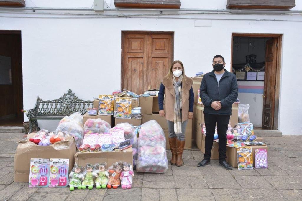 Tras donativo: Llevan juguetes a jóvenes en comunidades de Pinal de Amoles.