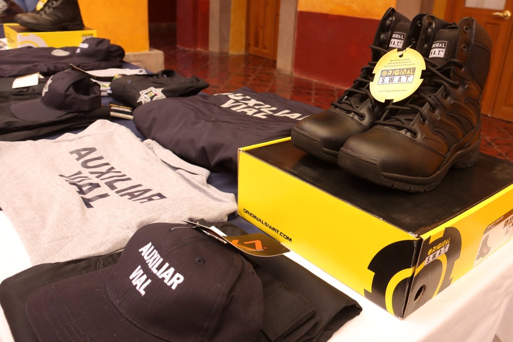 En Peñamiller: Entregan uniformes a Policías y Protección Civil.