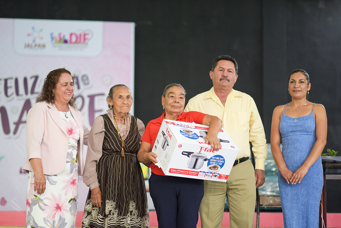 Celebran a las Mamás en su Día en el teatro del Pueblo de Jalpan