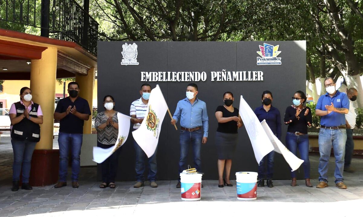 Trabajadores del Municipio Aplican programa “Embelleciendo Peñamiller” en Jardín Principal