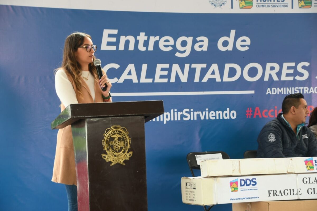 Realiza Lupita Pérez Segunda Entrega de calentadores Solares