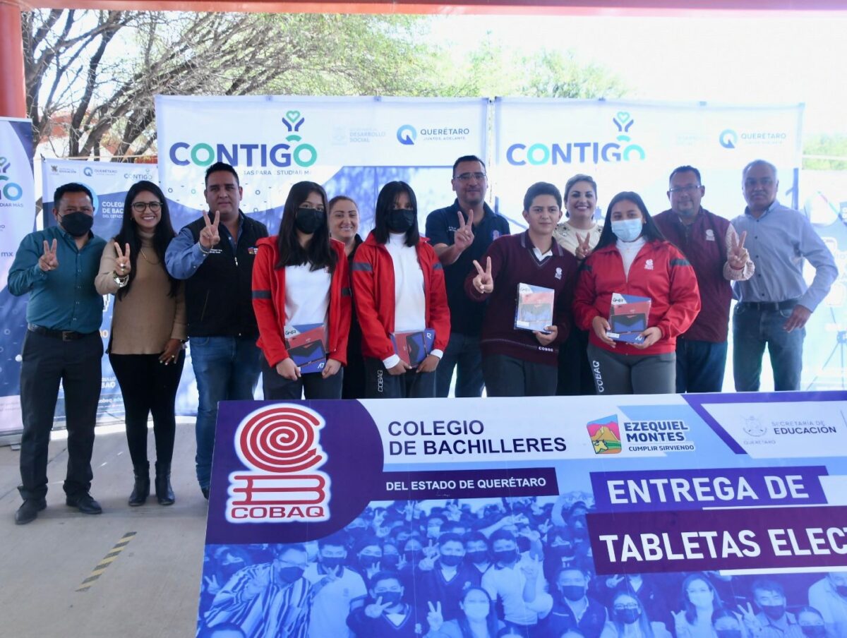 Recibe Alumnado del COBAQ tabletas electrónicas en planteles de Ezequiel Montes