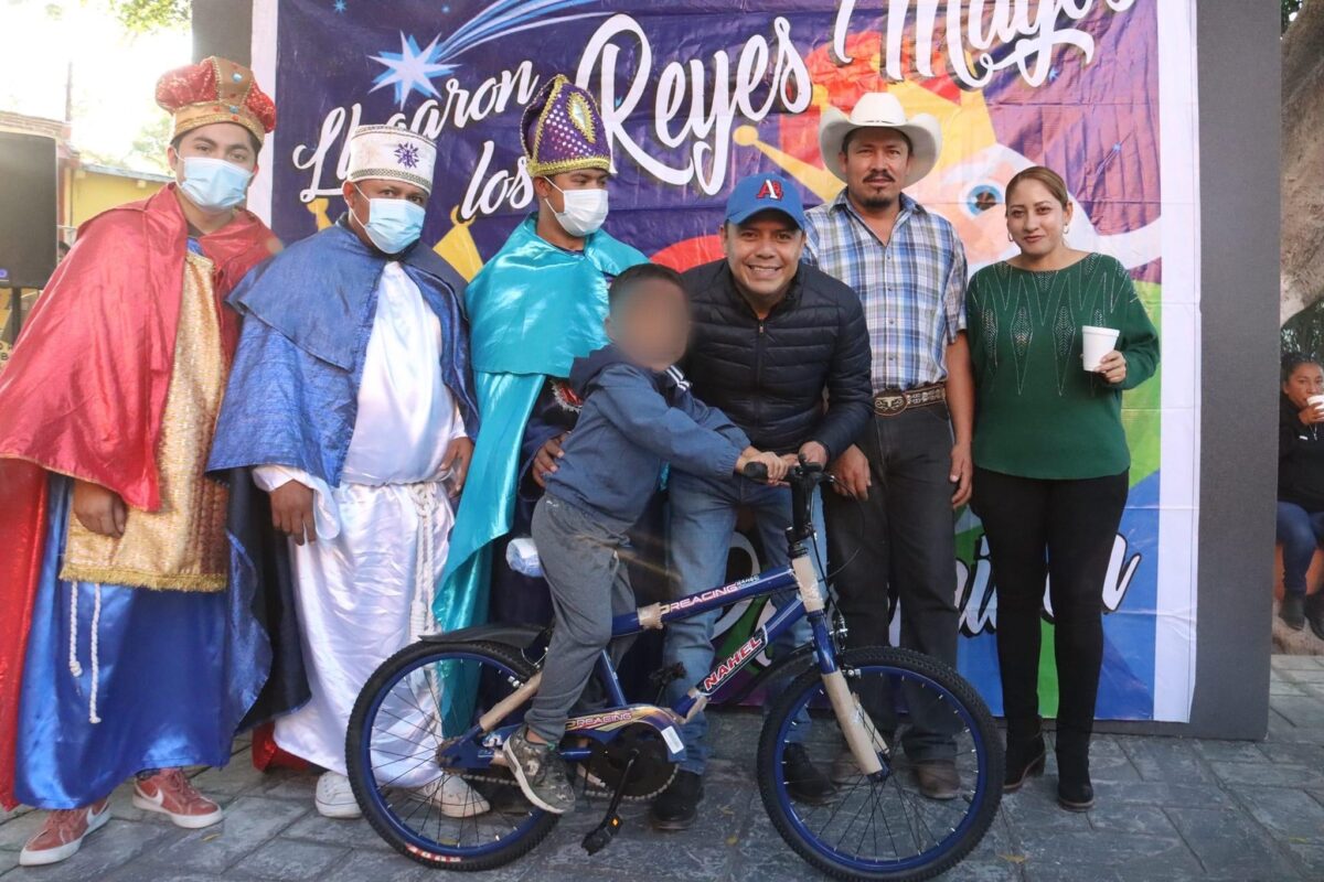 Celebra Día de Reyes Edil Juan Carlos Linares en Peñamiller