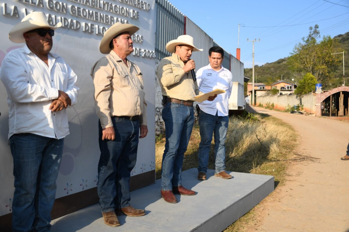 Payin Muñoz entrega rampa en “Los Charcos”.