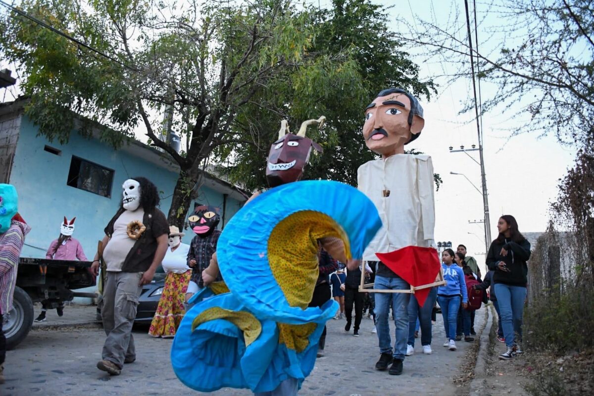 Se realiza recorrido Carnaval de Hueveres en calles de Jalpan