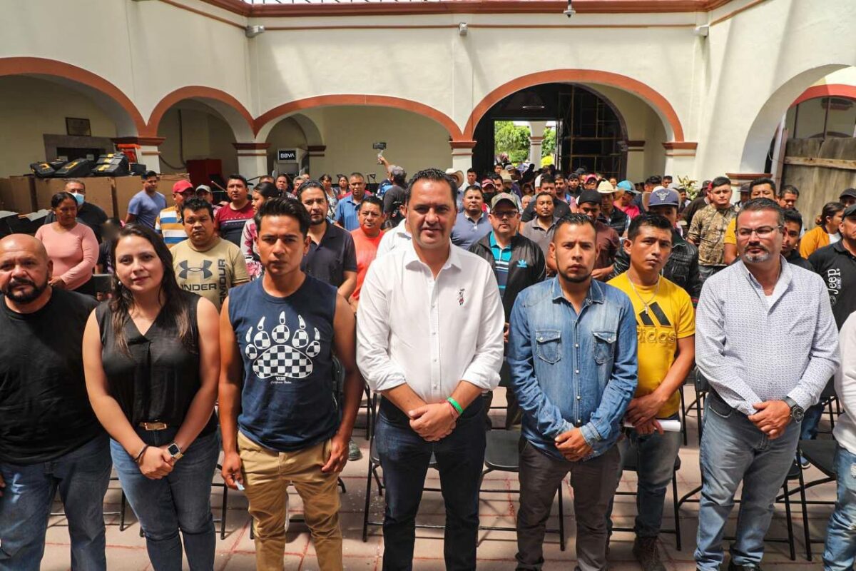 Entrega Manuel Montes Hernández Regalos a Padres por su Día