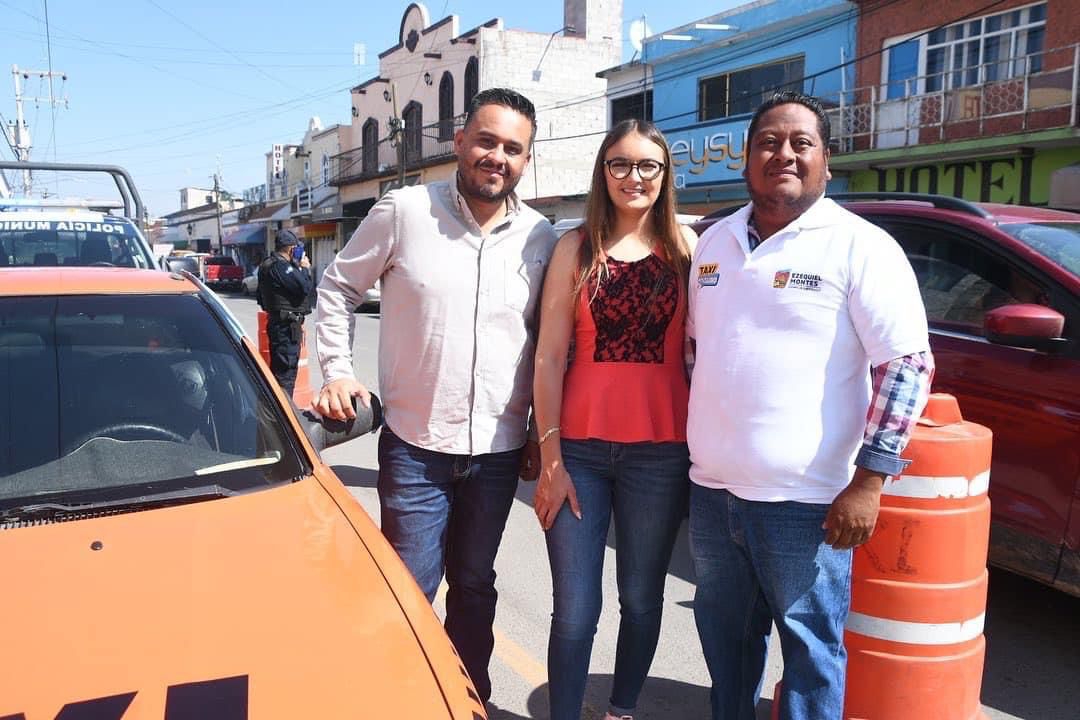 Lupita Pérez Montes, realizó la entrega de playeras y guarda sombras a integrantes del gremio de “Taxistas”