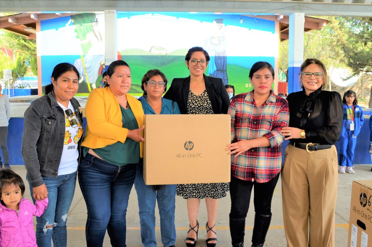 Equipa USEBEQ escuelas con computadoras