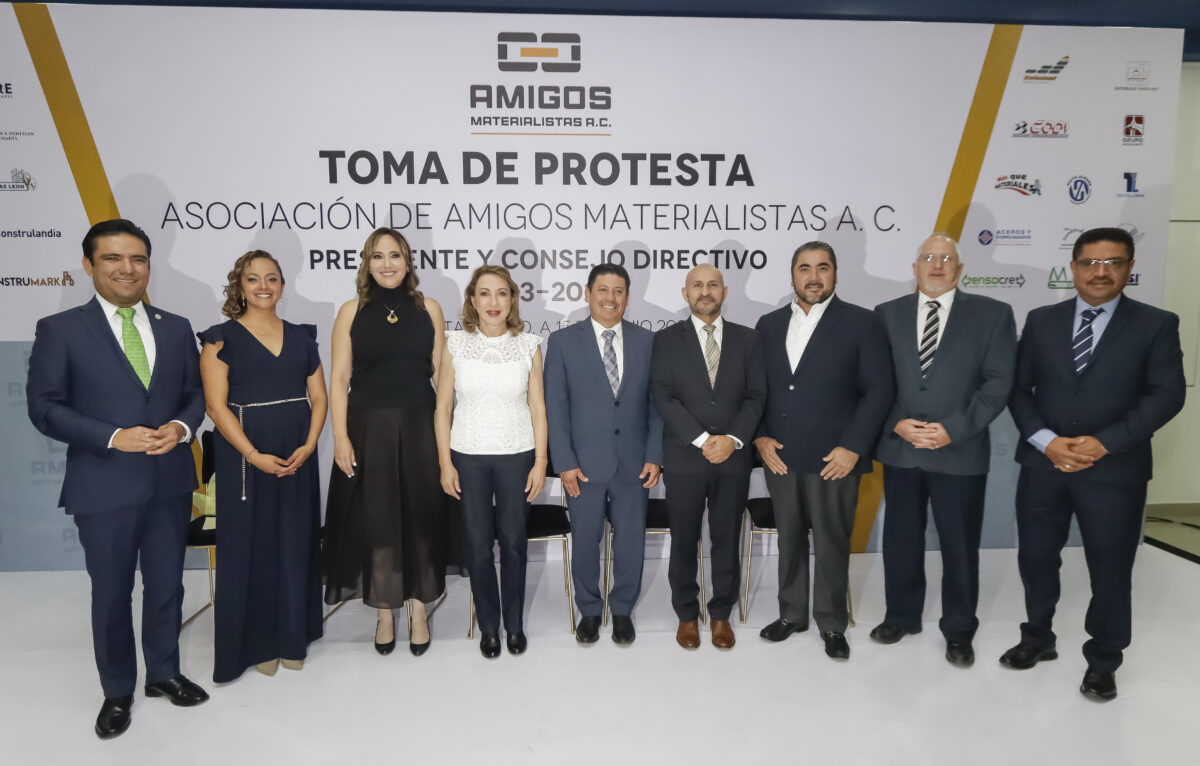 Lupita Murguía toma protesta al Consejo Directivo de la Asociación de Amigos Materialistas